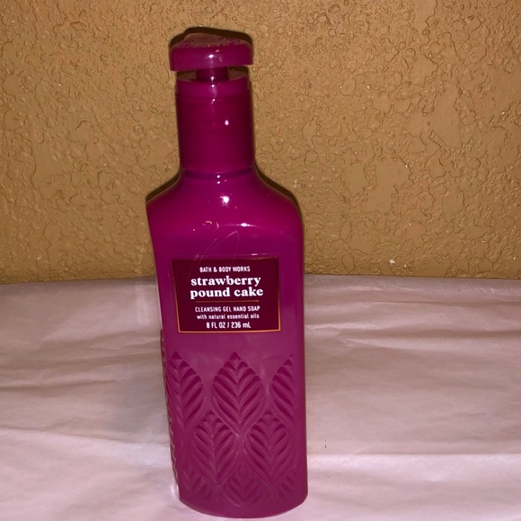 NWT Bath & Body Works Strawberry Pound Cake Cleansing Gel Hand Soap. 8 oz. - Picture 2 of 5